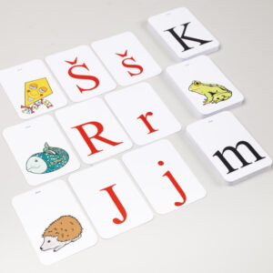 Obrázky abecedy a kariet s tlačenými písmenami