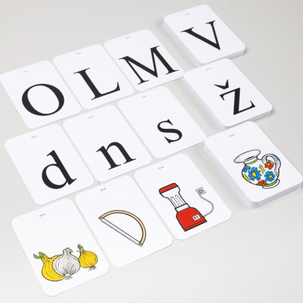 Obrázky abecedy a kariet s tlačenými písmenami