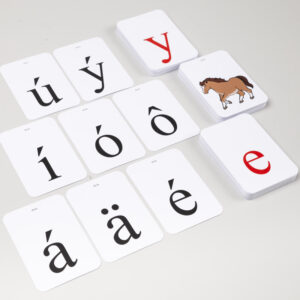 Obrázky abecedy a kariet s tlačenými písmenami